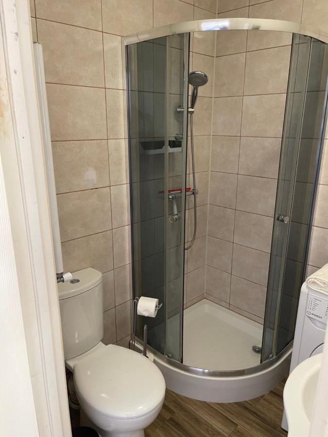 Studio Flat Fully Equipped Apartment Croydon Bagian luar foto